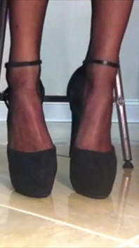 Leggy Crossdresser i nylonstrumpor