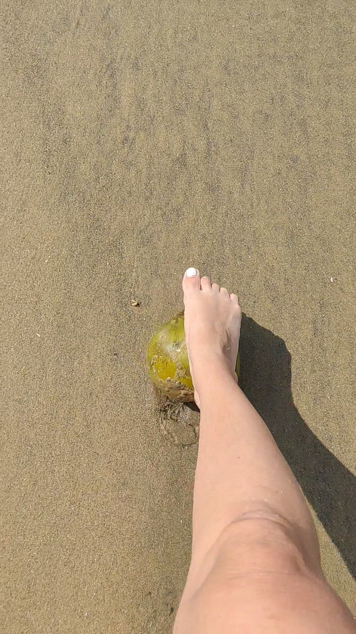 Foot Files: File kaki: pijat sendiri pakai kelapa di pantai