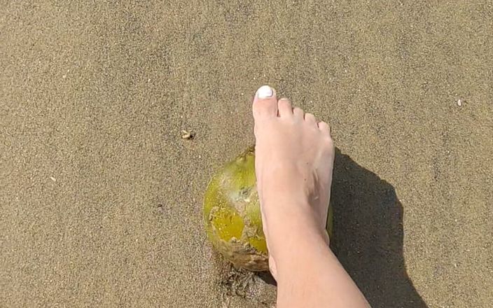 Foot Files: 脚档案：在海滩上用椰子自慰