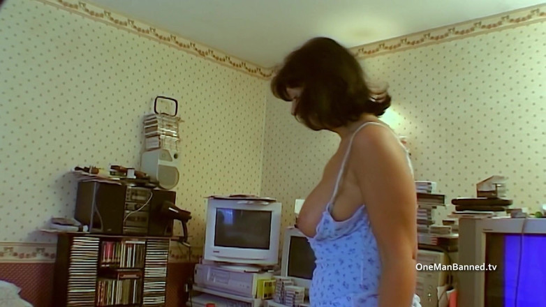 One Man Banned: Licking out British MILF Sarah Beatie