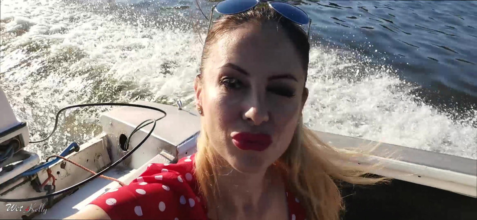 Wet Kelly: 私は私の友人とボートに乗って私のセクシーな体をフラッシュします