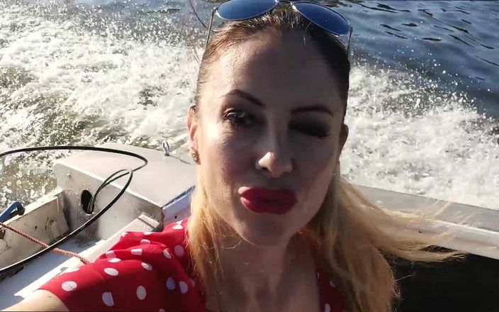 Wet Kelly: Jag blinkar min sexiga kropp på båtturen med mina vänner