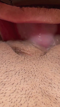 Leccare le grandi labbra succose della sorellastra