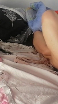 Amatorska mama masturbuje się palcami w cipce aż do orgazmu.