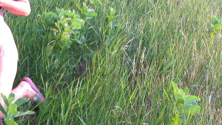 SexyAnka: Nahá kráska chodí v lese, čůrání