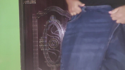 Your Boy's Cum: 当我的继母在没有锁门的卫生间里淋浴时，我看到她的大屁股和巨大的奶子裸体，然后在淋浴后操她