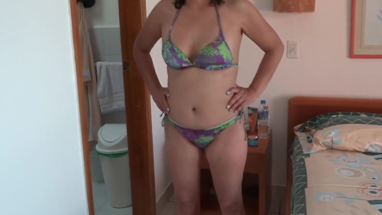 Ardientes69: Video 2 of 3 - istriku yang berbulu 58 tahun pamer badan di pantai,...