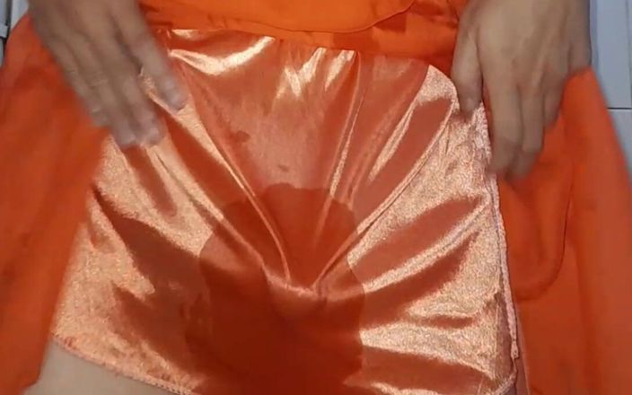 Naomisinka: Asyalı travesti ipek şempanze elbisesi giyerek boşalıyor