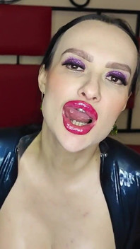 Latexová femdom bohyně vám dá perverzní úkoly a chcaní