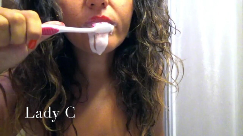 Lady Claudia: Cepillarme los dientes