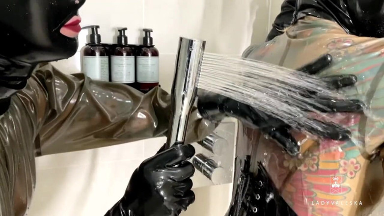 Lady Valeska: Latex shower time.