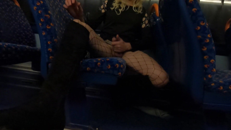 The Midnight Minx: Crossdresser se corre en autobús