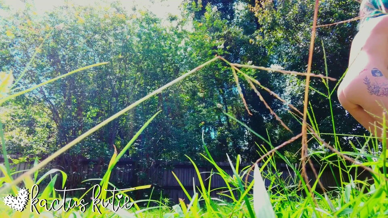 kactus kutie: rumput telanjang voyeur