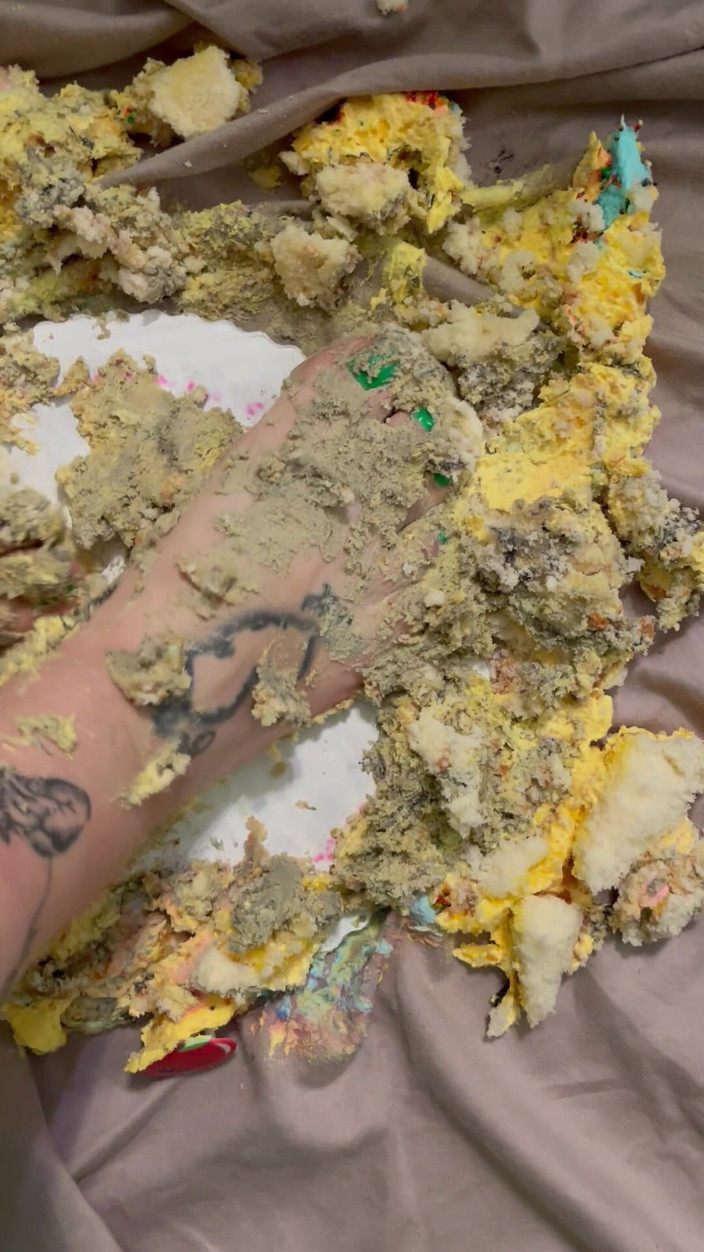 CherryBombBomb: Sevimli ayaklarımla pasta parçalıyorum