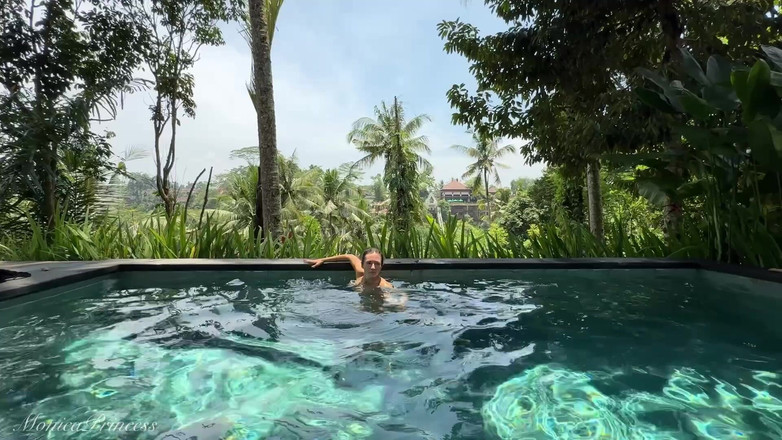 Princess Monica: Mengusik dalam pakaian tembus pandang di luar di kolam, berbogel