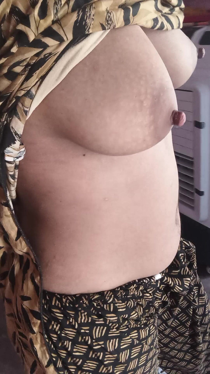 Muscool: Linda chica universitaria mostrando tetas y coño