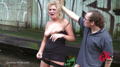 German Kink: Blonďatá kočka tvrdě šuká do pusy venku