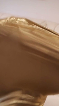 Kiki Daniels înfășurată, legată, gâdilată și cu căluș într-un cocon din Elastan de...