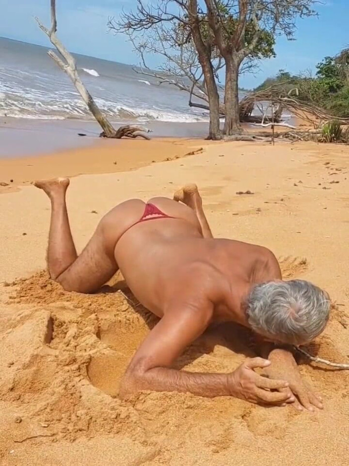 Ladysilvas: Ladysilva am strand zeigt seinen heißen arsch im roten höschen