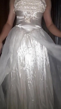 Sborra sul vestito da sposa in raso