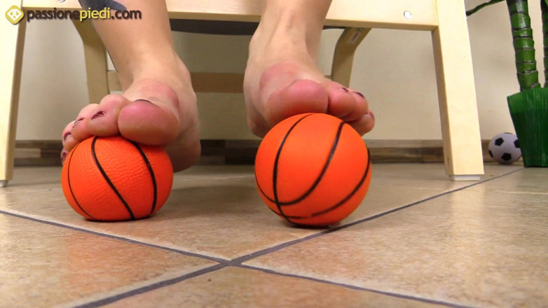 Foot Fetish HD: Lilith lagi asik mainin peler