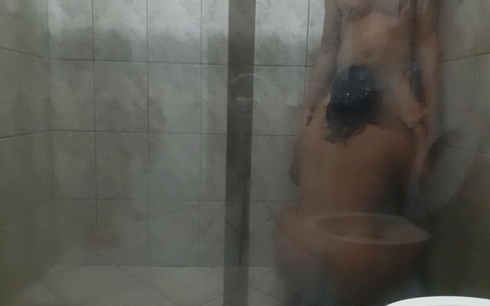Crazy desire: Bagian 1: ngentot sama pasangan kekasih di kamar mandi - pantat montok...