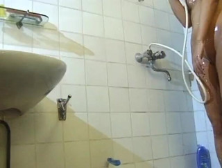 Flash Model Amateurs: Blonda cu țâțe mici se distrează în baie