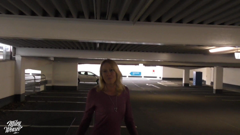 Miley Weasel: La bionda tedesca Miley Weasel viene nel parcheggio