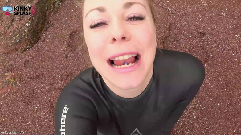 UKCuteGirl: La gigantessa wetsuit trova un piccolo giocattolo da stuzzicare