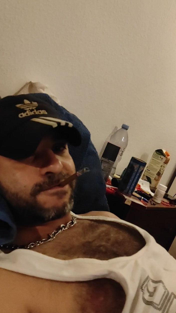 SmokedAlloy2: Humör i sängen, smutsig bro tittar på porr