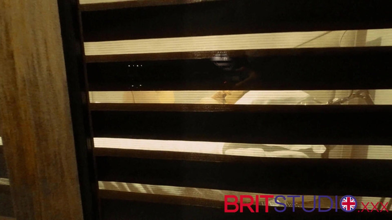 Brit Studio: Îți urmărești vecina masturbându-se
