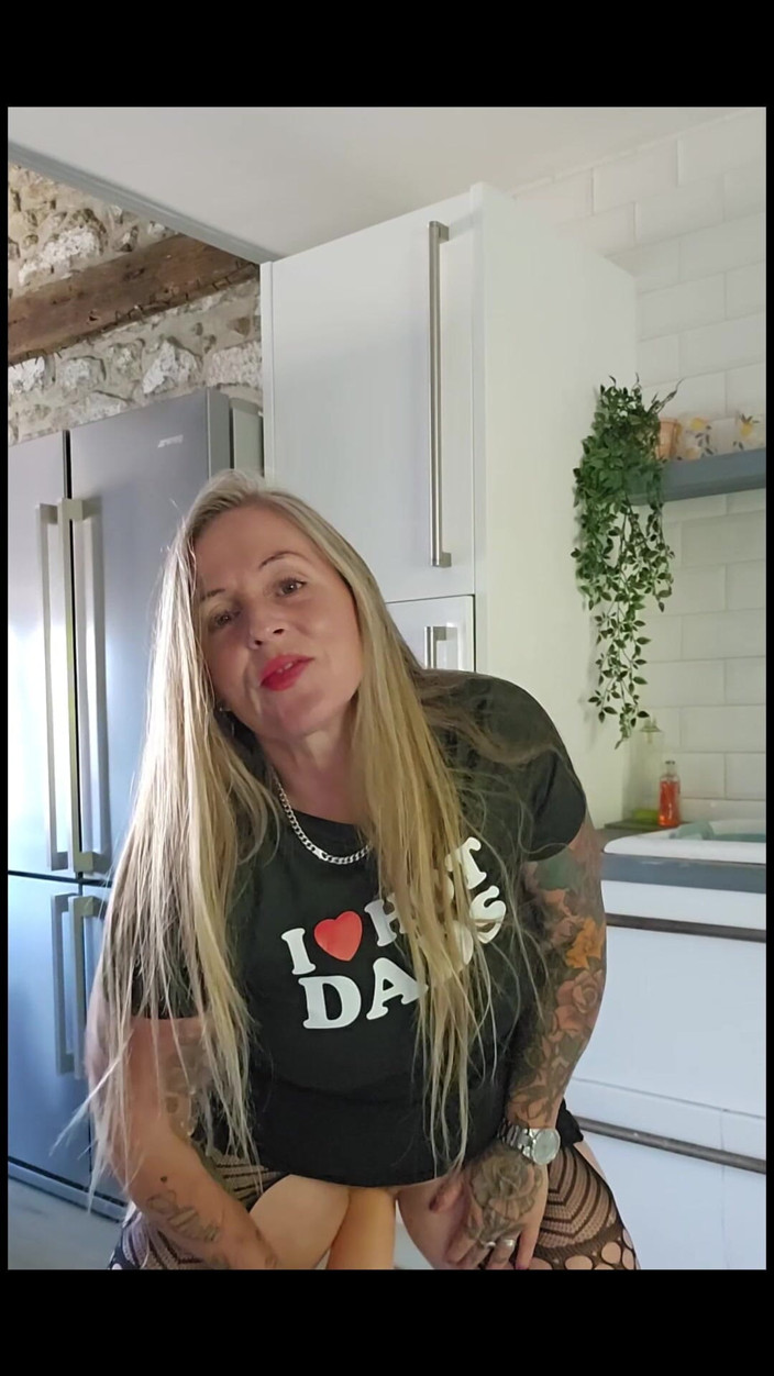 Kitty James: フィスティング・トイ・オシッズドリンク