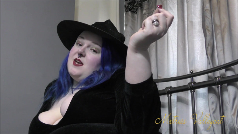 Mxtress Valleycat: Yule be kissing my festive feet