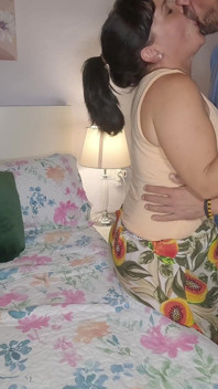Seks mubaligh buatan sendiri dengan MILF panas, pancutan ke dalam pepek berbulunya