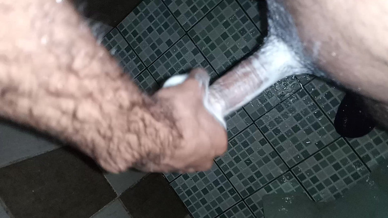 Cute boy jerks off: Çocuğa daha hızlı gelen sabun ve suyla mutluluk içinde