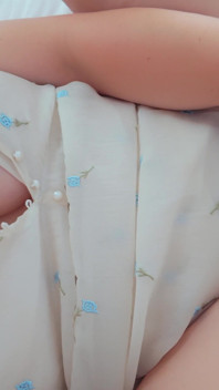 Bini bertetek besar dalam pakaian skimpy mengongkek pepek berbulunya dengan dildo