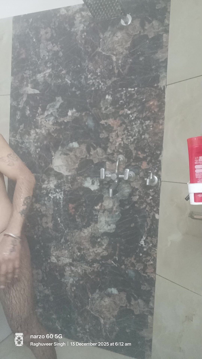 Rajasthani-old-lover: Ofițer de armată indiană face duș