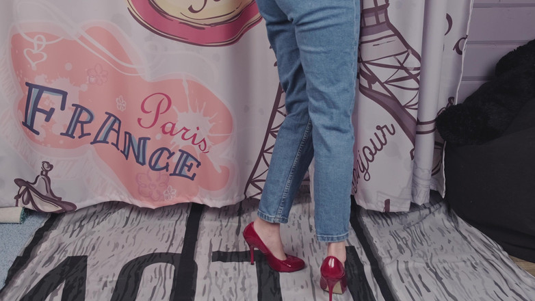 Eva Deva: Eva hizo pis en sus jeans, los mojó