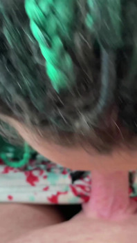 Teman wanita rock saya dengan Dreadlocks menghisap dengan mendalam pada lututnya dan menelan air mani