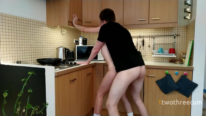 1twothreecum: ¿Haciémoslo en la cocina? ¡No me importa!