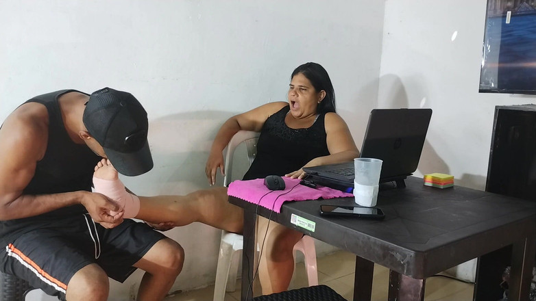 Adribella69: L'amico del mio patrigno viene a cercarlo e mi aiuta...