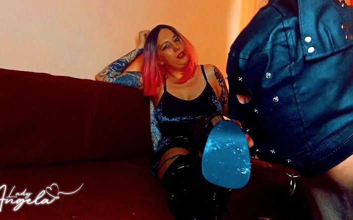 Lady_Angela: Dame Angela Male onderdanige knielt op de vloer en likt...
