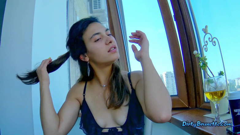 Dirty Brunette: Soție de casă sexy este plătită pentru a suge pula (2...