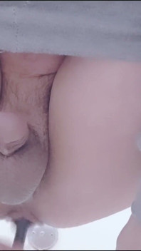 Oğlan anal dildodan bir kız gibi gıcıklıyor