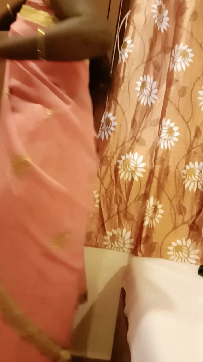 RenuRaj: ตูดใหญ่และหีของเมียทมิฬ Desi โดนแกล้งเสียวใน Saree หลังโรงแรม - หนังผัวชอบให้เมียมีชู้! Indianhotwifex
