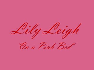 Lily Leigh: &quot;Lily Leigh « Sur un lit rose »&quot;