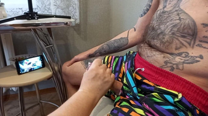 Zona901: Eu estou sentado em um banquinho, uma mulher gorda masturba...