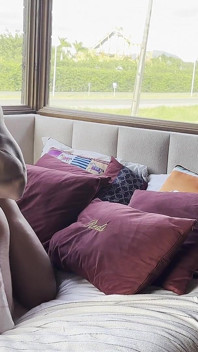 Makan hottie dalam bulu dan menikmatinya