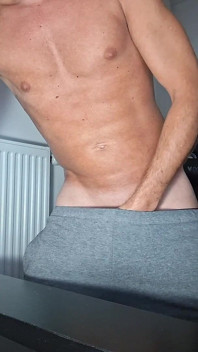 Me pongo duro en mis pantalones cortos y calzoncillos
