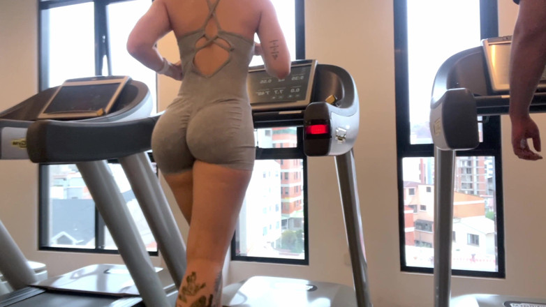 Secret Latina: Na siłowni: Dziewczyna fitness z dużym tyłkiem Bieganie na bieżni